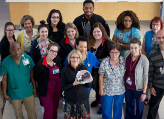 Des gagnants du Gala posent en groupe, leur prix à la main.