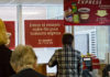 File de gens devant le comptoir de service du Tim Hortons.