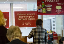 File de gens devant le comptoir de service du Tim Hortons.