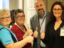 Groupe de gens heureux d'avoir signé une entente.