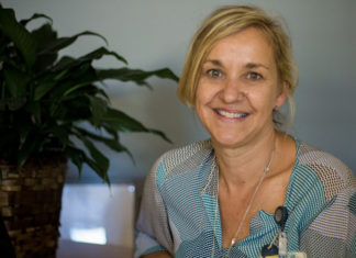 Suzanne Robichaud, assise à une table dans son bureau.