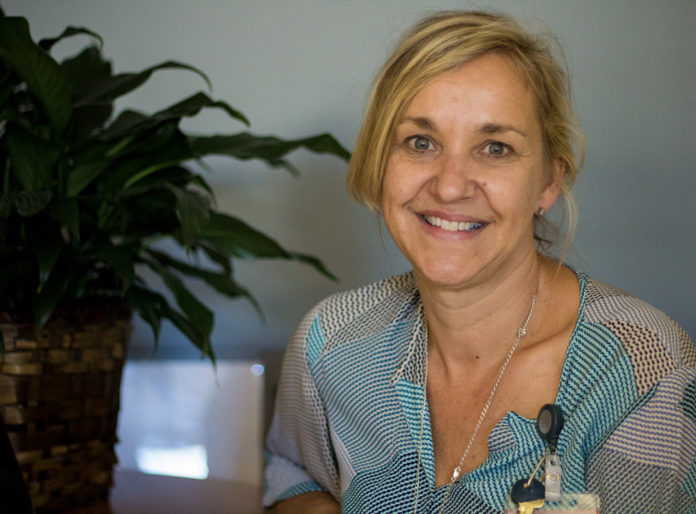 Suzanne Robichaud, assise à une table dans son bureau.