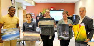 Des photos pour enjoliver le 3B Équipe du TSM qui ont en mains des tableaux