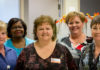 Groupe de cinq femmes qui composent l'équipe de transcription médicale.