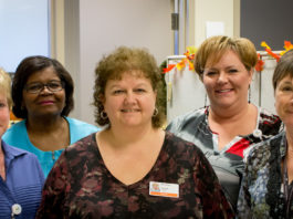 Groupe de cinq femmes qui composent l'équipe de transcription médicale.