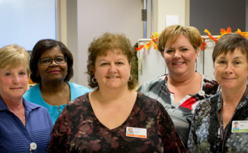 Groupe de cinq femmes qui composent l'équipe de transcription médicale.