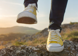 Pieds en train de surmonter un obstacle rocheux.