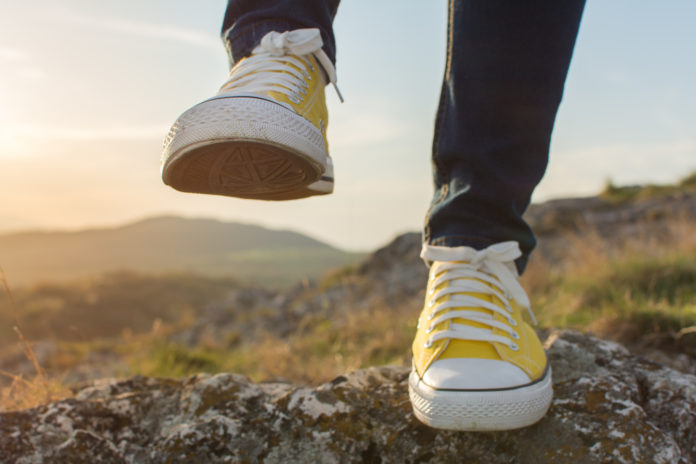 Pieds en train de surmonter un obstacle rocheux.