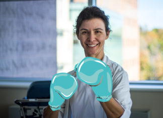 Infirmière portant fièrement des gants de boxe