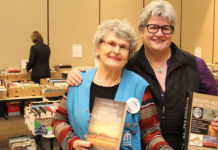 Jeanne D'Arc et Céline à la vente de livres