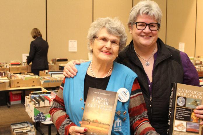 Jeanne D'Arc et Céline à la vente de livres