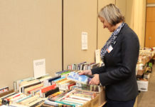 Suzanne Robichaud qui choisi des livres