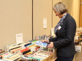 Suzanne Robichaud qui choisi des livres