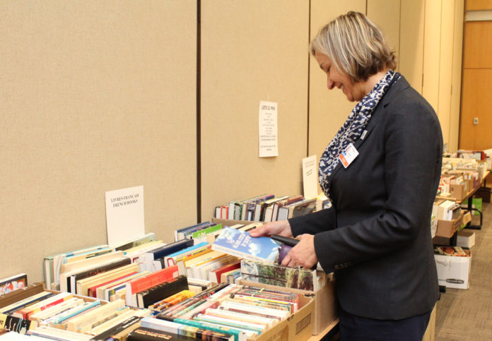 Suzanne Robichaud qui choisi des livres