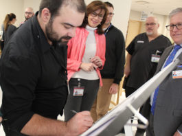 Philippe Fournier et d'autres participants des groupes focus signent le code de conduite
