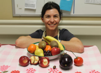 Valérie explique les plaies à l'aide de fruits