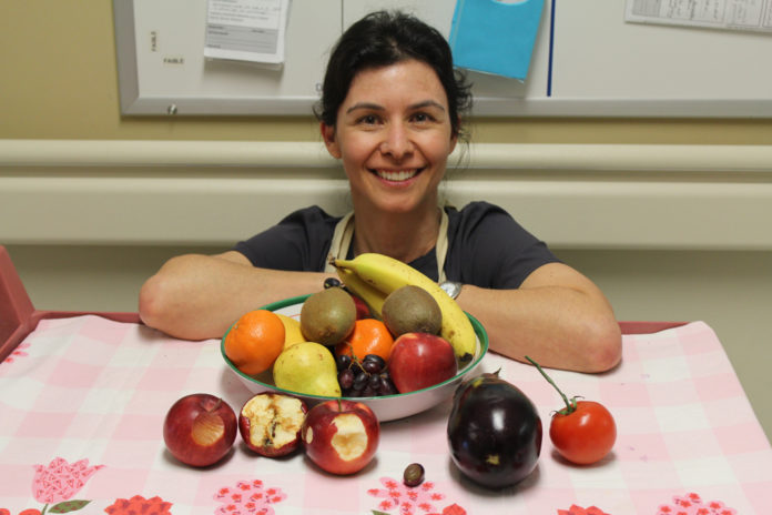 Valérie explique les plaies à l'aide de fruits