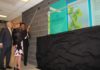 Dr Bernard Leduc, Christine Sigouin et Lawrence Greenspon lors du dévoilement du mur de la reconnaissance