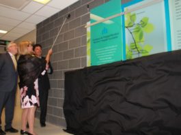 Dr Bernard Leduc, Christine Sigouin et Lawrence Greenspon lors du dévoilement du mur de la reconnaissance