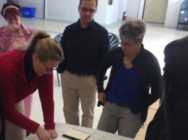 Les participants examinent les plans avec l'architecte