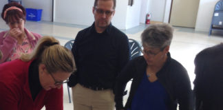 Les participants examinent les plans avec l'architecte