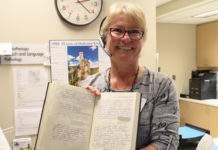 Francine Périard et le livre d'or des Services thérapeutiques