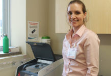 Myriam Veilleux, gestionnaire clinique au 3C, avec la machine