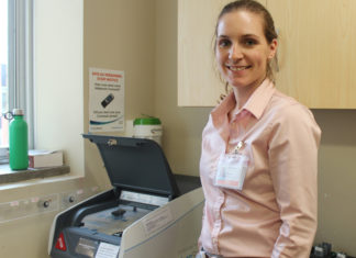 Myriam Veilleux, gestionnaire clinique au 3C, avec la machine