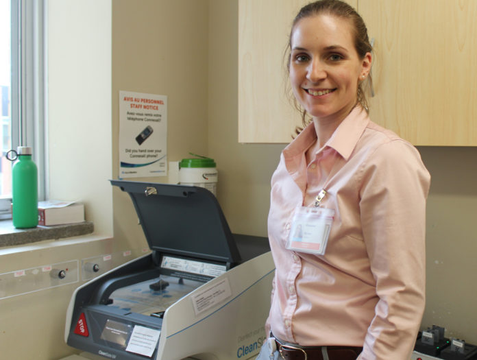 Myriam Veilleux, gestionnaire clinique au 3C, avec la machine