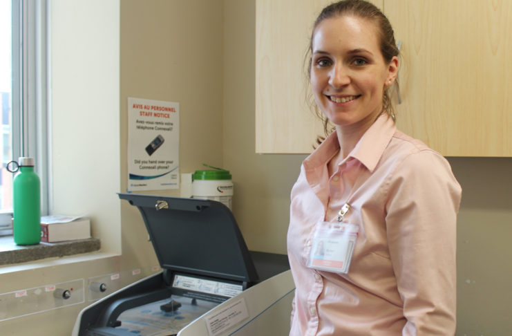 Myriam Veilleux, gestionnaire clinique au 3C, avec la machine