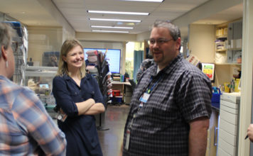 En quête de poussière Mme Carrière, Marie, Claude et Lyne au poste de l'Urgence