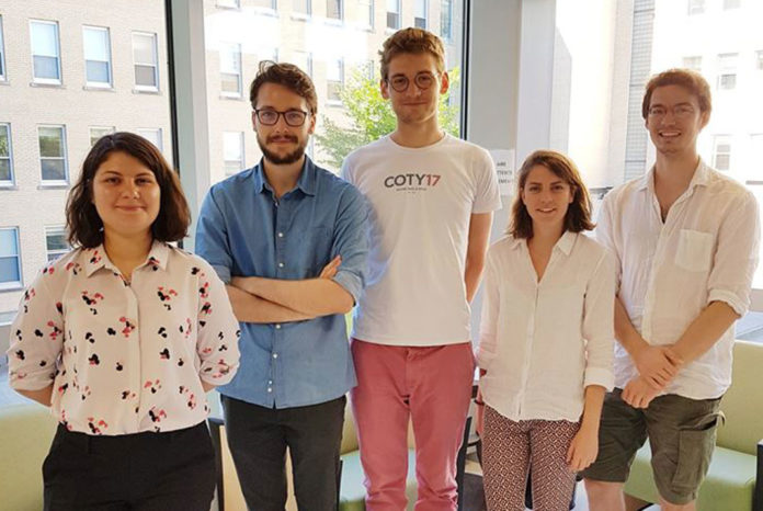 Photo-étudiants-france Deux femmes et trois hommes en rangée.