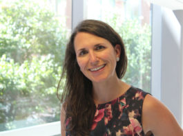 Jeune femme qui sourit devant une fenêtre