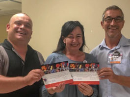 Femme heureuse d'avoir gagné des billets pour un festival