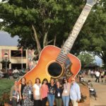 L’équipe de Montfort devant la guitare géante à Nashville