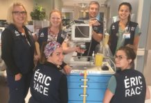 Les membres de l'équipe ERIC présentent leur nouveau dossard