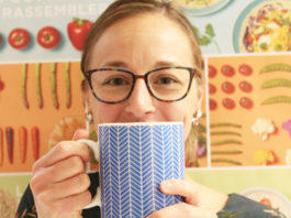 Femme tenant une tasse de café