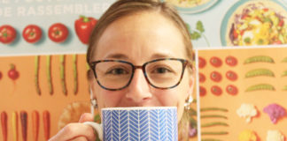 Une boisson à la citrouille qui réchauffe le cœur Femme tenant une tasse de café
