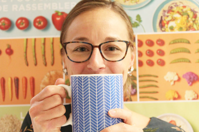 Femme tenant une tasse de café