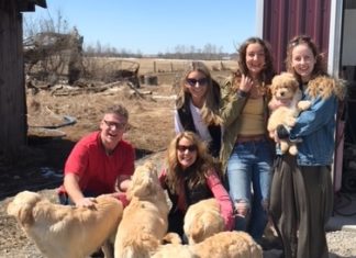 La famille Marleau en train d'adopter le chien Myko