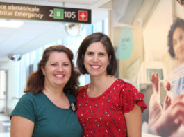 Deux femmes qui sourient