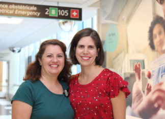 Deux femmes qui sourient