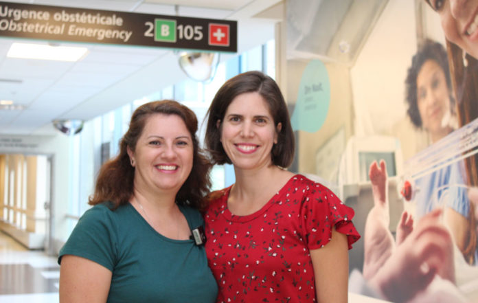 Deux femmes qui sourient