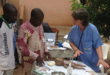 Médecin avec trois personnes africaine