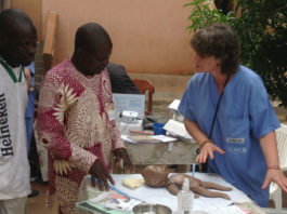 Médecin avec trois personnes africaine