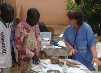 Médecin avec trois personnes africaine