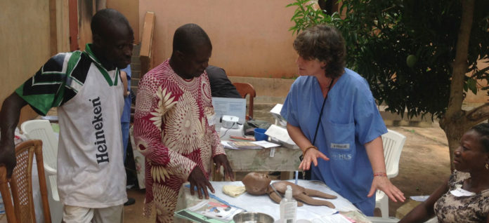 Médecin avec trois personnes africaine