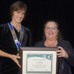 Dre Jennifer Young remet le Prix régional du Médecin de famille de l’année à Dre Lyne Pitre