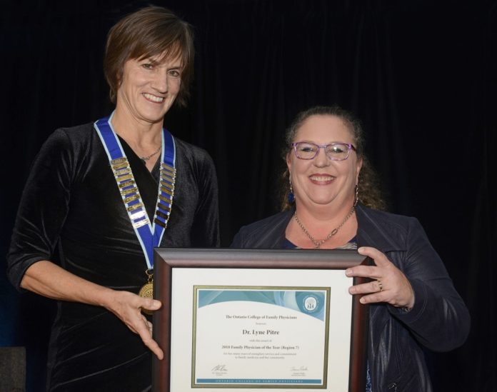 Dre Jennifer Young remet le Prix régional du Médecin de famille de l’année à Dre Lyne Pitre