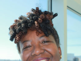 Femme avec un grand sourire